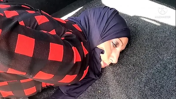 Yeni OMG !! Unfaithful Muslim wife this finds tied in the trunk of his neighbor, he will get her pregnant sıcak Klipler