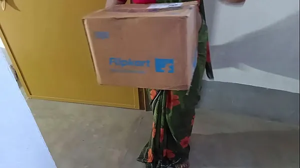 Get fucked from flipkart delivery boy instead of money when my husband not home Klip hangat baharu