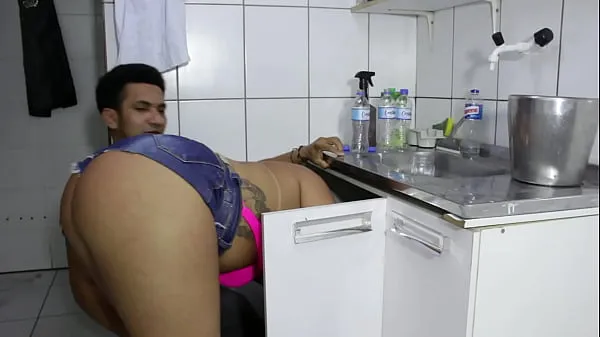新的The cocky plumber stuck the pipe in the ass of the naughty rabetão. Victoria Dias and Mr Rola温暖夹子