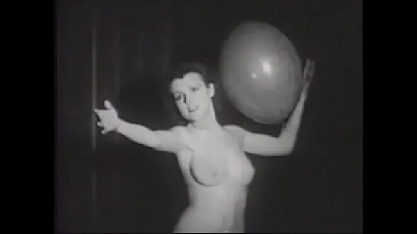 Új Erotic retro model with a beautiful figure plays with balloons for the crowd on stage meleg klipek