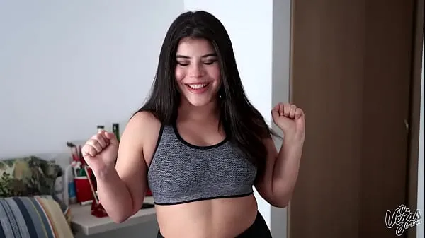 新的Juicy natural tits latina tries on all of her bra's for you温暖夹子