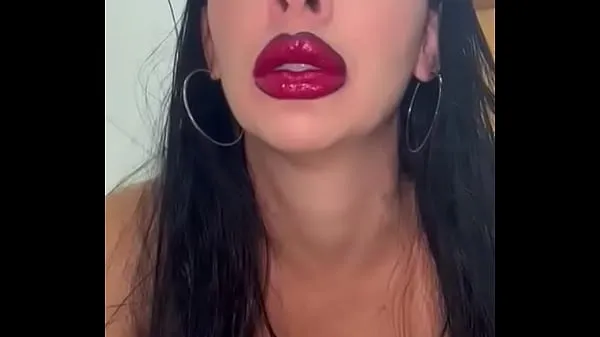Novi Putting on lipstick to make a nice blowjob topli posnetki