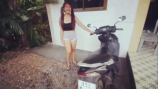 Nouveaux Black Thai Affair" 黑色的 泰国 事件 Une fille asiatique au cul super épais d'à côté avec de gros seins et des nattes se fait réparer son scooter Honda par un mec noir et abandonne la chatte avec facilité clips chaleureux