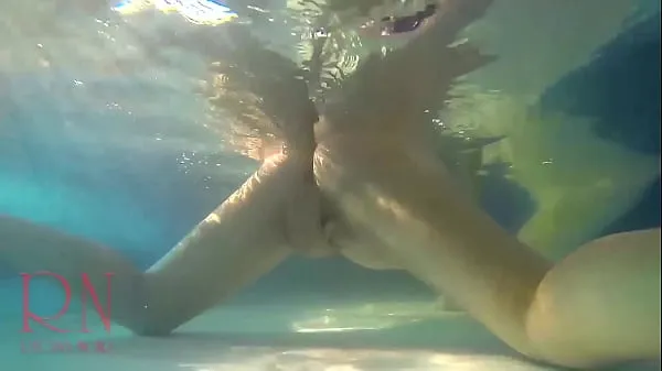 Novos Show de buceta subaquática. Sereia dedilhado masturbação Bebê elegante e flexível, nadando debaixo d'água na piscina ao ar livre clipes interessantes