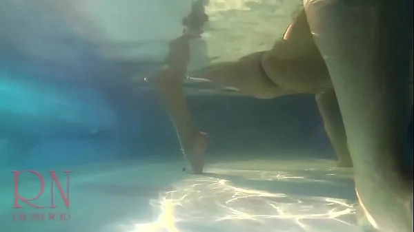 Novos Show de buceta subaquática. Sereia dedilhado masturbação Bebê elegante e flexível, nadando debaixo d'água na piscina ao ar livre clipes interessantes