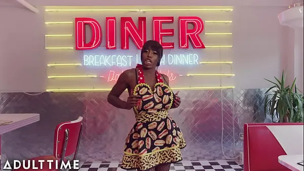 Novi ADULT TIME - Ebony Mystique SUPER SOAKS Diner With SQUIRT While Making A Sundae topli posnetki