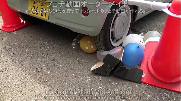 새로운 Crushing when car tires step on color cones, balloons, or plastic bottles 따뜻한 클립