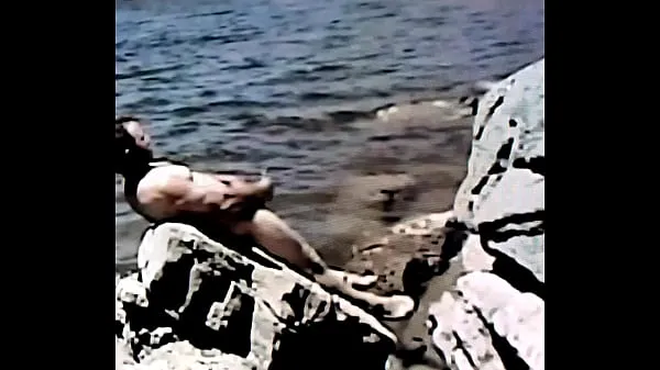 Novi Lakeside Nude Jackin in the Sun topli posnetki