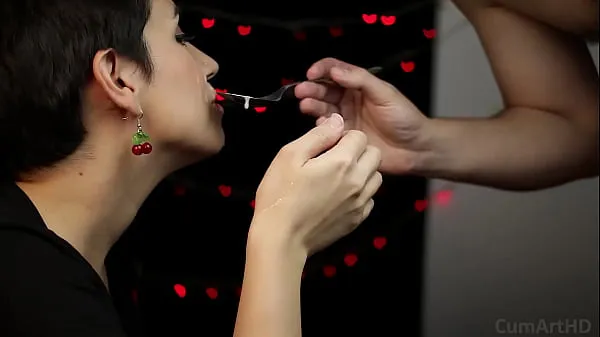 Happy Valentines Day! I clean her cum facial with a spoon, then she eats it Clip ấm áp mới