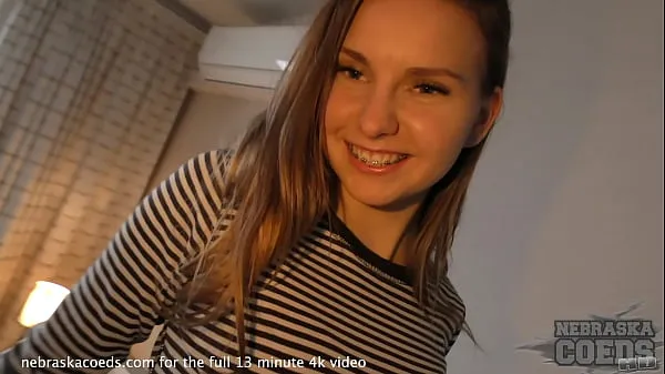 Uusia new girl 19yo with braces first time in studio lämmintä klippiä