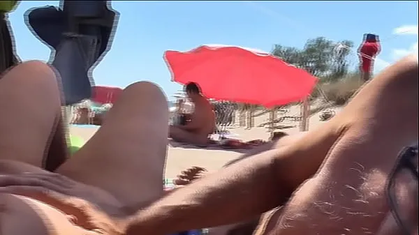 Nieuwe LLEEMEE (7) -Fun in the nudist beach in front of a man who din't notice at all warme clips