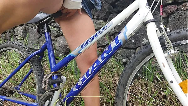 Novi Student Girl Riding Bicycle&Masturbating On It After Classes In Public Park topli posnetki
