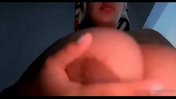 She shows us her big tits how she moves them Klip hangat baru