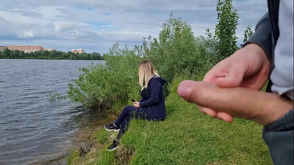 Uusia The exhibitionist man saw a lonely girl in nature and took out his dick in front of her and began to masturbate the dick in front unfamiliar beauty, he risks scaring her, but she likes to look at a big male dick and wants to see his cumshot lämmintä klippiä