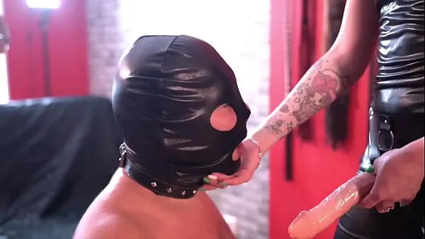 Nové Dominatrix Nika loves to fuck her in the mouth with a strapon. Watch how this tries to suck deep teplé klipy