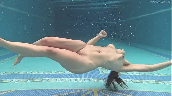 Nye Hungarian naked Sazan Cheharda swimming teasing varme klipp