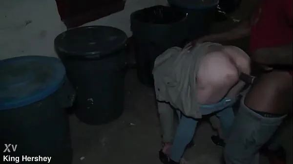 Nye Fucking this prostitute next to the dumpster in a alleyway we got caught varme klip
