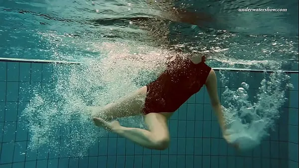 Nieuwe Croatian babe vesta in the pool naked warme clips