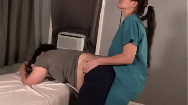 Uusia Nurse humps her patient lämmintä klippiä