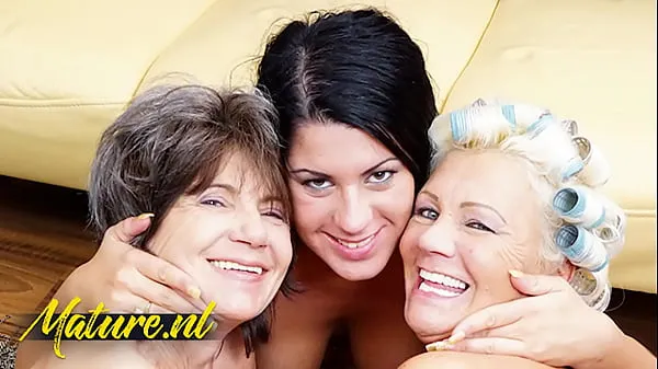 Új Horny Teen Rashina Invited a Lesbian Mature Couple Over For Hot Threesome meleg klipek