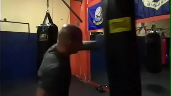 MAXXX LOADZ WORKING OUT ON HEAVY BAG WITH BOXING GLOVES ON STRIKING THE BAG Klip hangat baharu