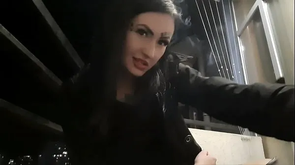 Nye Dominatrix Nika smokes sexy in the evening on her balcony and blows smoke in your face varme klip