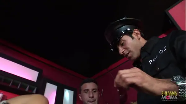 Yeni Army babe gets talked into fucking with two guys in the strip club sıcak Klipler