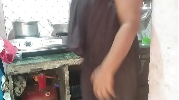 Nye Desi Indian fucks step mom while cooking in the kitchen varme klipp