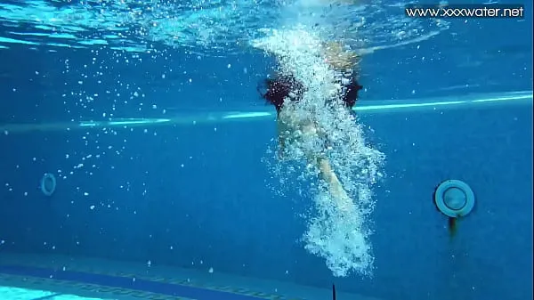 Novi Swimming pool nudist action by sexy Latina babe Andreina topli posnetki