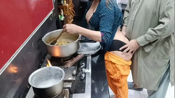 新的Desi Housewife Anal Sex In Kitchen While She Is Cooking温暖夹子
