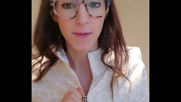 Nye Hotwife in glasses, MILF Malinda, using a vibrator at work varme klipp