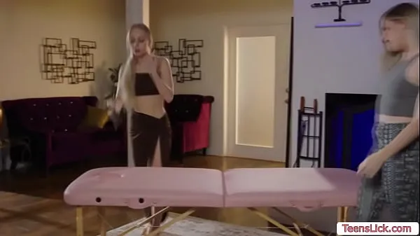 Teen masseuse enjoys licking her customers pussy Clip ấm áp mới