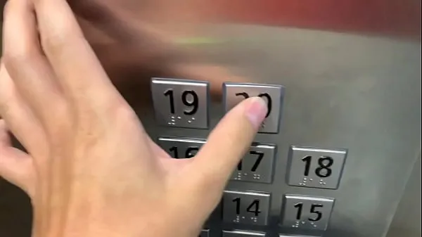 Neue Sex in der Öffentlichkeit, im Aufzug mit einem Fremden und sie erwischen unswarme Clips