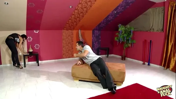 Nye Husband seduces his pierced housekeeper and fucks her on a futon in fancy living room varme klipp