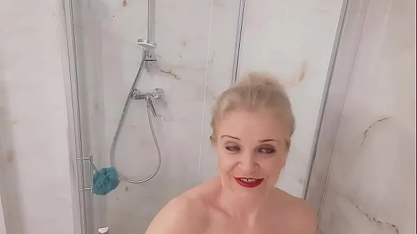 Nye Older Blondie With Big Boobs Taking Steamy Shower varme klipp