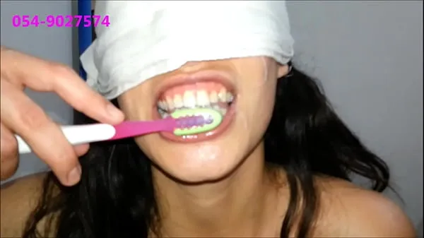 新的Sharon From Tel-Aviv Brushes Her Teeth With Cum温暖夹子